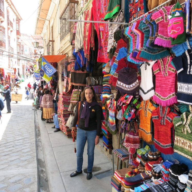 Paseo por la calle de Las Brujas. Artesania Boliviana