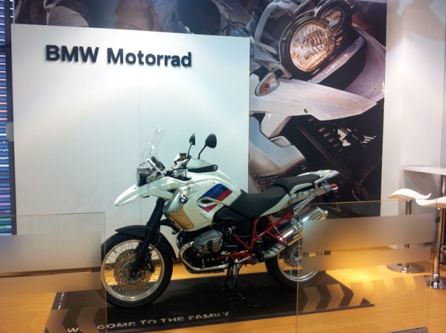 La moto en el pedestal del showroom. 
